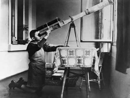 Hans Hartung avec le télescope qu’il a lui-même construit, Dresde, 1918. Photographe non connu.
